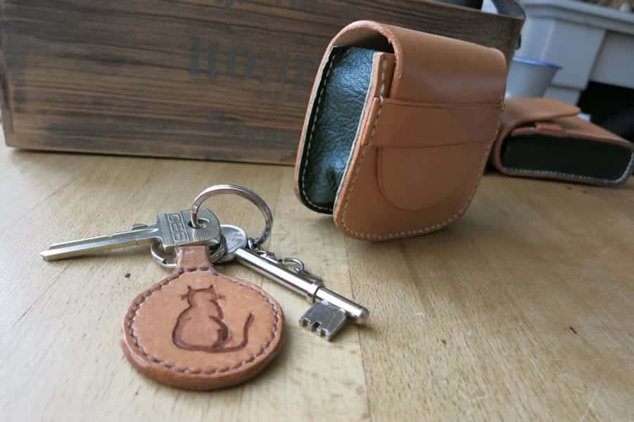 Leather large leather pouch closed by keys